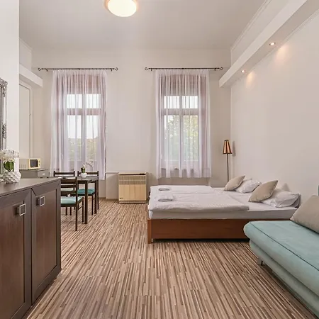 Világóra Apartman